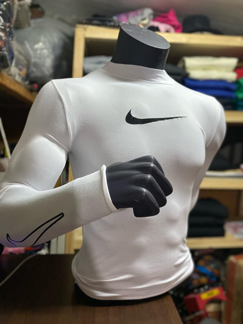 Docena de primera capa Nike, 8 negras 4 blancas.